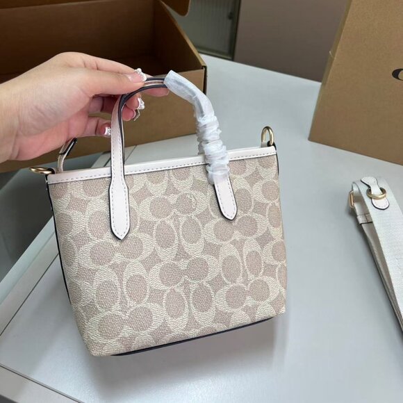 Coach's classic Mollie Tote bag Size: 25 x 22 - Picture 3 of 8